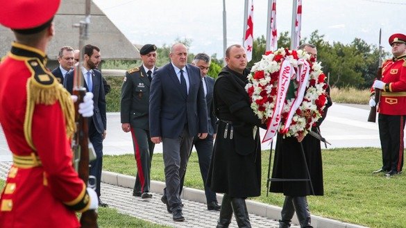 Грузия президенти Георгий Маргвелашвили Россия-Грузия урушида ҳалок бўлган қаҳрамонларни ёд этиш учун ва ёдгорликка гулчамбар қўйиш учун 8 август куни Мухатгверди қабристонига борди. (Грузия президенти маъмурияти)