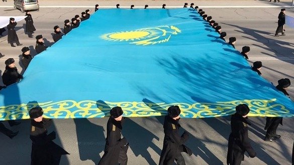 Оқтовда мустақиллик кунини нишонлаш маросими иштирокчилари 15 метрлик Қозоғистон байроғини кўтариб кетмоқдалар, ўтган йилнинг 16 декабри. (Манғистов вилояти ҳокимияти)