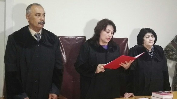 Судья Фируза Аҳмадзода Насриддиновлар оиласининг тўққиз аъзосига белгиланган жазо ҳукмини ўқиб эшиттирмоқда, 18апрель, Хўжанд. (Масум Муҳаммадражаб)