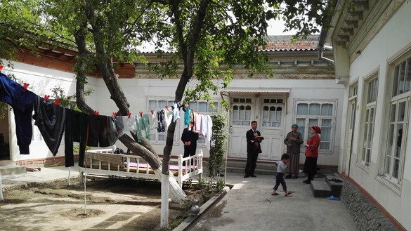 Замирахон Насриддинованинг Навгилемдаги уйи, 24 апрель. У ҳомиладор бўлгани сабабли 2017 йилнинг март ойида Сурияга кета олмаган ягона оила аъзоси. (Негматулло Мирсаидов)