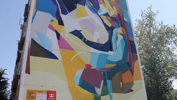 Девушка записывает события на листках бумаги, которые ветер уносит в далекое прошлое. Граффити в Астане, 14 августа. [Айдар Ашимов]