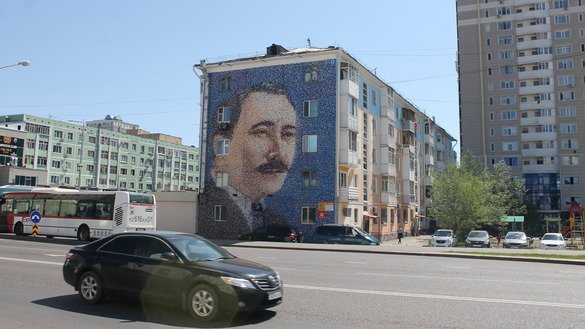 В рисунке легко узнается облик Сакена Сейфуллина (1894-1939) - известного казахского поэта и писателя. Астана, 14 августа. [Айдар Ашимов]
