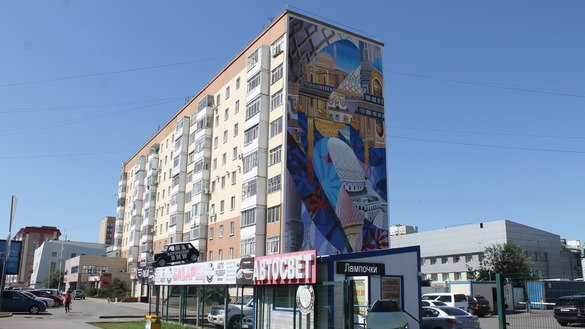 Прямо посреди городской застройки изображена одна из достопримечательностей Астаны - мечеть Хазрет-Султан. Воображение художника дополняет мечеть другими сюжетами, символизирующими разные этапы развития города. Астана, 14 августа. [Айдар Ашимов]
