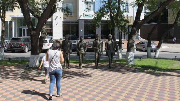 Помимо красивых картин на стенах домов, город украшают скульптурами, фонтанами и разными художественными экспозициями. Например, недалеко от набережной реки Ишим можно увидеть легендарную группу "Битлз". Астана, 14 августа. [Айдар Ашимов]