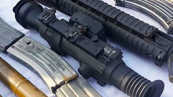 Суратдаги Россияда ишлаб чиқарилган нишонга олиш мосламалари ўтган йилнинг сентябрь ойида Фараҳ вилоятида ўтказилган операция давомида толибон жангариларидан олиб қўйилган. (Фараҳ ҳокими матбуот хизмати)