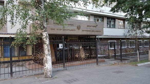 Атрофи панжара билан ўралган Олмаотадаги ички ишлар идораси, август ойи. 6 август куни Олмаота шаҳар ички ишлар бош бошқармаси идоралар атрофидаги панжараларни олиб ташлаб, фуқаролар учун қулай кутиш хоналари ташкил этилишини маълум қилди. (Канат Алтинбаев)