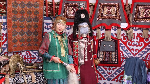 Женщина демонстрирует сделанные своими руками украшения и предметы быта. [Айдар Ашимов]