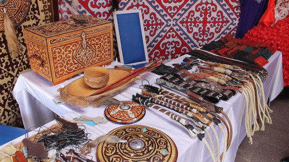 На выставке-ярмарке можно было купить сундуки, сумки, амулеты, кухонную утварь, украшения и многое другое. [Айдар Ашимов]