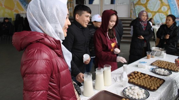 Посетителей бесплатно угощают национальным напитком кумыс, приготовленным из кобыльего молока. Также здесь можно было отведать курт, приготовленный из соленого творога. [Айдар Ашимов]