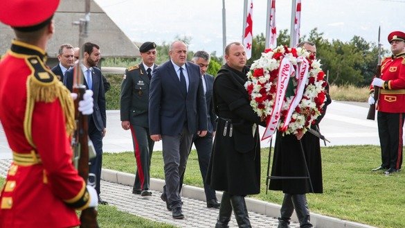 Грузия президенти Георгий Маргвелашвили Россия Грузия ҳудудини босиб олганига ўн йил тўлган сана – 8 август куни Тбилисидаги Мухатгверди қабристонига ташриф буюриб, Россия ва Грузия урушида ҳалок бўлганлар хотирасини ёд этди ва гулчамбар қўйди. Уруш натижасида Грузия ўз ҳудудининг бешдан бир қисмини Россияга бой берган. (Грузия президенти маъмурияти)