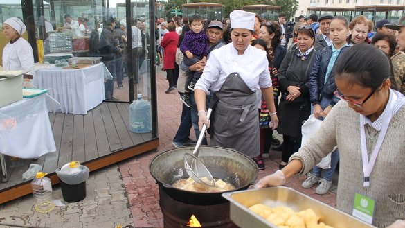 Повар готовит куриные пирожки в хлопковом масле. Астана, 8 сентября. [Айдар Ашимов]