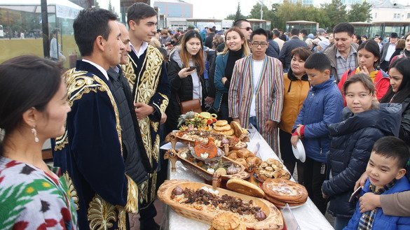 Қозоғистондаги ўзбек диаспораси вакиллари ташриф буюрганларга ўзбек миллий таомларини таклиф этмоқдалар, 8 сентябрь, Остона. (Айдар Ашимов)