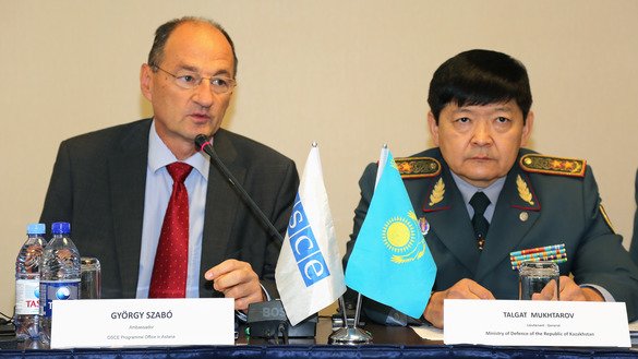 Остонадаги ЕХҲТ дастурлари идорасининг раҳбари, элчи Дъёрд Сабо порловчи моддалар хавфига қарши кураш бўйича минтақавий семинарнинг очилишида нутқ сўзламоқда, Остона, 11 сентябрь. (Бакитжан Аристанбек/ЕХҲТ)