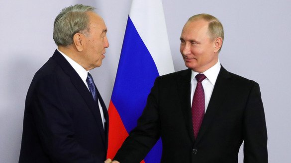 Қозоғистон президенти Нурсултон Назарбоев (чапда) ва Россия президенти Владимир Путин Евроосиё олий иқтисодий кенгашининг мажлиси олдидан қўл сиқишмоқдалар, Сочи, 14 май. (Михаил Клементьев/Спутник/AFP)