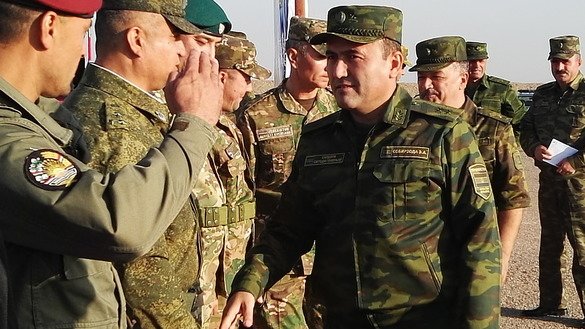 Тожикистон мудофаа вазирининг биринчи ўринбосари, мамлакат қуролли кучлари бош штаби раҳбари, генерал-лейтенант Эмомали Собирзода Чорухдайрон ҳарбий полигонида ўзбекистонлик аскарларни қарши олмоқда, Тожикистон, 17 сентябрь. (Неъматулло Мирсаидов)