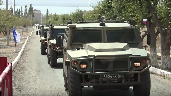 Россия мудофаа вазирлигининг видеолавҳасидан олинган кадрда 26 сентябрь куни Қирғизистондаги машғулотларда қатнашган Россия танклари кўрсатилган. (Россия мудофаа вазирлиги/YouTube)