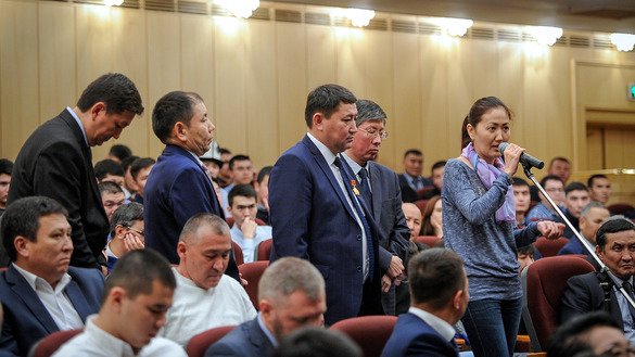 Россиядаги қирғиз диаспораси аъзолари ўша вақтдаги бош вазир Сапар Исаковга (суратда кўрсатилмаган) ўз муаммоларини баён қилмоқдалар, Москва, 30 сентябрь, 2017 йил. (Қирғизистон ҳукумати матбуот хизмати)