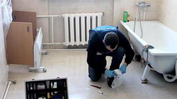 Следователь собирает вещественные доказательства, в том числе шприц, используемый для введения незаконных наркотических веществ, в условном притоне в рамках учений. Косшы, 27 сентября. [Айдар Ашимов]