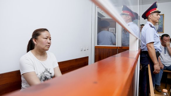 Хитойлик 41 яшар этник қозоқ Сайрагул Сауйтбай суд ҳукмини кутмоқда, 13 июль, Жаркент, Қозоғистон. У Қозоғистондаги оиласига қўшилиш мақсадида Хитой-қозоқ чегарасини ноқонуний кесиб ўтишда айбланган ва 1 август куни шартли жазога ҳукм қилинганди. Жанубий Хитойда юз минглаб мусулмонлар сақланиши айтиладиган махфий «ахлоқ тузатиш» лагерьлари унинг суд жараёнида муаммога айланган. (Руслан Пряников/AFP)