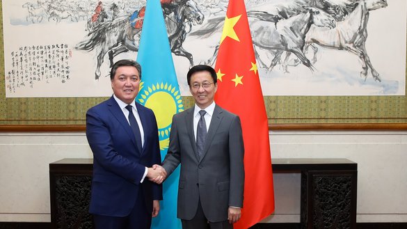 25 сентябрь куни Пекинда ХХР бош вазири ўринбосари Хан Чжен (ўнгда) Қозоғистон бош вазири ўринбосари Асқар Мамин билан қўл сиқишмоқда. Хитойдаги этник қозоқларга нисбатан инсон ҳуқуқларининг бузилиши билан боғлиқ айбловлар ортидан Остона ва Пекин ўртасидаги муносабатлар синовга дуч келган. (Линтао Жанг/AFP)