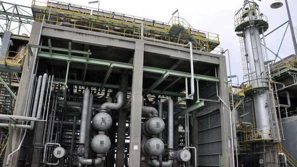 Фарғона нефтни қайта ишлаш заводи, санасиз сурат. Бу ерда «Ўзбекнефтгаз» ва «ExxonMobil» ҳамкорликда янги базавий мойлар ишлаб чиқариш корхонасини барпо этади. (Ўзбекнефтгаз)