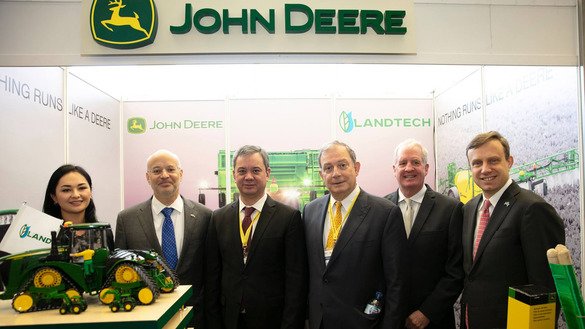 Форумда АҚШнинг қишлоқ хўжалик ускуналарни ишлаб чиқарувчи «John Deere» компанияси ўз маҳсулотларини намойиш этди. (USAID)