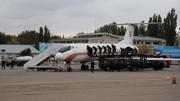 17 октябрь куни Олмаота халқаро аэропортида ўтган машқлар давомида оператив гуруҳ йўловчиларни гаровга олган шартли террорчиларни зарарсизлантириш учун самолётга бостириб кирмоқда. (КНБ)