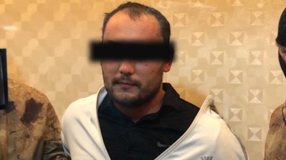 Террорчилик фаолиятини олиб боришда гумон қилинган Қозоғистон фуқароси Йўлдош Куншугаров Туркиядан экстрадиция қилинган эди. Бу суратда унинг 2018 йил 16 октябрда Атирауга етиб келгани кўрсатилган. (КНБ)