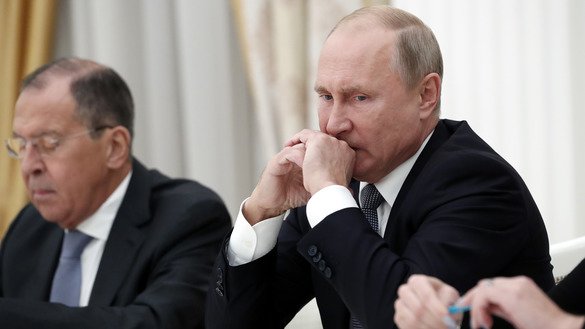 Россия президенти Владимир Путин (ўнгда) бош вазир Сергей Лавров билан Кремлда АҚШ Миллий хавфсизлик маслаҳатчиси Жон Болтонни (суратда кўрсатилмаган) қарши олмоқда, 23 октябрь, 2018 йил, Москва. (Максим ШИПЕНКОВ / POOL / AFP)