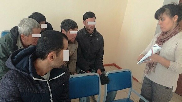 Чимкентдаги «Сана Сезим» маркази ҳуқуқшуноси мигрантларга Қозоғистонда қонуний яшаш қоидалари борасида маълумот бермоқда, май ойи. («Сана Сезим» аёллар ташаббуслари ҳуқуқий маркази)