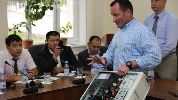 Қўшма Штатлардан келган киберхавфсизлик бўйича мутахассис қозоғистонлик ҳамкасблари учун тренинг ўтказмоқда, санасиз сурат. (Европада хавфсизлик ва ҳамкорлик ташкилоти)
