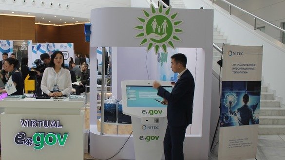 Қозоғистоннинг электрон ҳукумат тизими ходими 5 ноябрь куни интернет орқали кўрсатиладиган янги хизмат турлари билан таништирмоқда. (Айдар Ашимов)