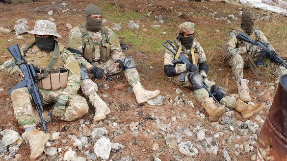Малдив оролларидан келган ёлланма жангарилар Суриядаги «Malhama Tactical» лагерида ўтган машғулотлардан сўнг дам олишмоқда, сурат 10 ноябрь куни Twitter саҳифасида жойлаштирилган.