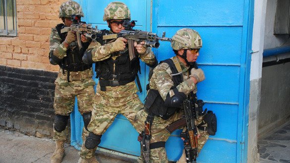 Ўзбек аскарлари террорга қарши кураш машғулотлари чоғида, 6 октябрь, Жиззах вилояти. (Ўзбекистон мудофаа вазирлиги)