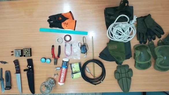 17 ноябрь куни Оқтўбеда қўлган олинган экстремистлардан мусодара қилинган пичоқлар, бомба қисмлари ва ўқ-дорилар. (Қозоғистон КНБ)