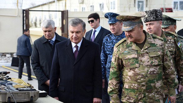 Президент Узбекистана Шавкат Мирзиёев и министр обороны Абдусалом Азизов осматривают вооружения. Чирчик, 28 ноября 2018 г.  [Министерство обороны Узбекистана]