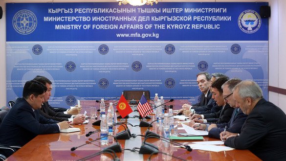 Замминистра иностранных дел Кыргызстана Нурлан Абдрахманов встречается с делегацией США. Бишкек, 14 декабря 2018 г. [Министерство иностранных дел Кыргызстана]