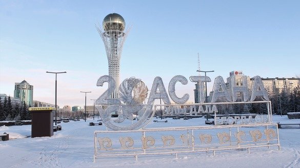 При такой низкой температуре в Астане льдом и инеем покрывается всё – деревья, стены зданий, городские инсталляции. Байтерек, Астана, 25 декабря. [Айдар Ашимов]