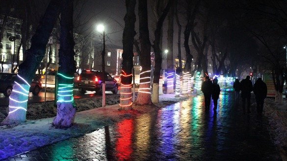 Даже отдаленные районы Астаны украшают иллюминацией. Астана, 25 декабря. [Айдар Ашимов]