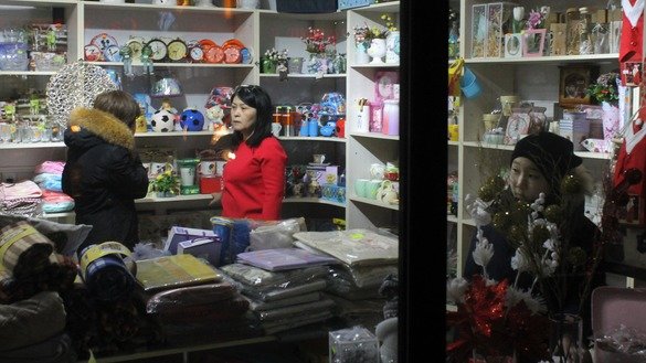 Мама с сыном выбирают подарки в преддверии Нового года в небольшом магазинчике в Астане. В последние дни уходящего 2018 года все покупают подарки для родственников, друзей и коллег по работе. Астана, 25 декабря. [Айдар Ашимов]