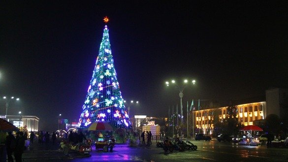 Нарядно украшенная ёлка на центральной площади города Тараза 26 декабря. [Айдар Ашимов]