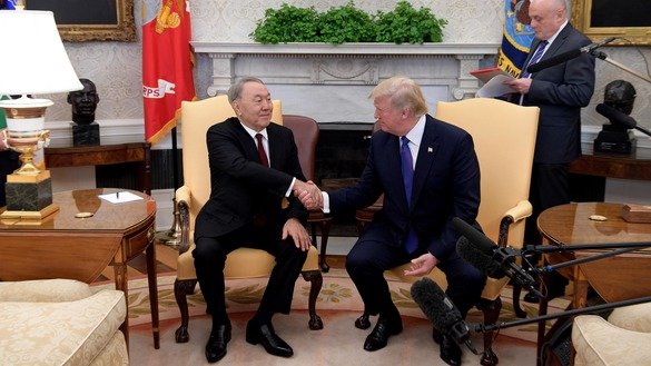 Президент США Дональд Трамп (справа) и президент Казахстана Нурсултан Назарбаев (слева) в Белом доме. Стороны обсудили укрепление сотрудничества в ряде областей. Вашингтон, 16 января 2018 г. [Официальный сайт президента Казахстана]