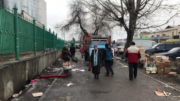 Ҳукумат кўчаларда тупуриш ва жамоат жойларини мева пўчоқлари каби майда чиқиндилар билан ифлослантирганлик учун 5500 қирғиз сўмига (80 АҚШ доллари) тенг жарима белгилади. Суратда: Бишкекдаги Ўш бозори, 9 январ. [Бишкек шаҳар ҳокимияти]