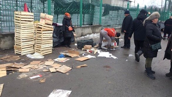 Махсус белгиланмаган жойларда ахлат ва маиший чиқиндиларни ёққан қоидабузарлар эса 7500 сўм (107 доллар) жарима тўлайдилар. Суратда: Бишкекдаги Ўш бозори, 9 январ. [Бишкек шаҳар ҳокимияти]