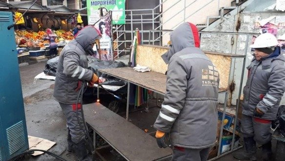 Январ ойида турмуш сифатини оширишга қаратилган янги қонун-қоидалар кучга кириши муносабати билан 9 январ куни Бишкек муниципал ишчилари пойтахтдаги энг йирик бозорлардан бири бўлган Ўш бозорини қоидаларга хилоф тарзда ташланган чиқиндилардан тозаламоқдалар. [Бишкек шаҳар ҳокимияти]