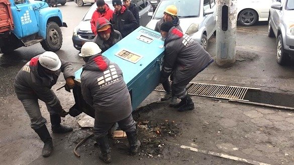 Обонлаштириш хизмати ишчилари 9 январ куни пойтахтдаги Ўш бозоридан қоидаларга зид равишда ташланган чиқиндиларни олиб чиқмоқдалар. [Бишкек шаҳар ҳокимияти]
