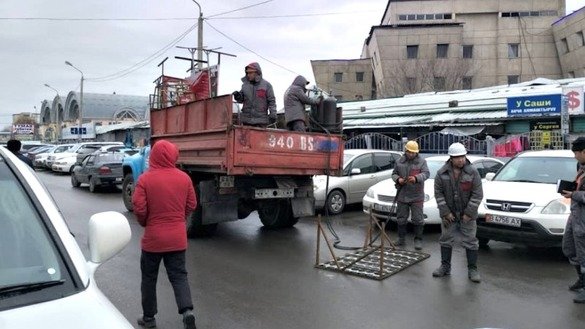 Ободонлаштириш бошқармаси ишчилари, Бишкек, 9 январ. 1 январдан Қирғизистонда чиқинди ташлаш ва бошқа маиший қоидабузарликларга қарши курашга оид янги қонунлар кучга кирди. [Бишкек шаҳар ҳокимияти]