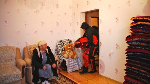 Келин ўғриси ролини ўйнаётган йигит ўз қурбонини уйига олиб келди, видеолавҳа «Очиқ линия» нодавлат ташкилоти томонидан суратга олинган. («Очиқ линия»)