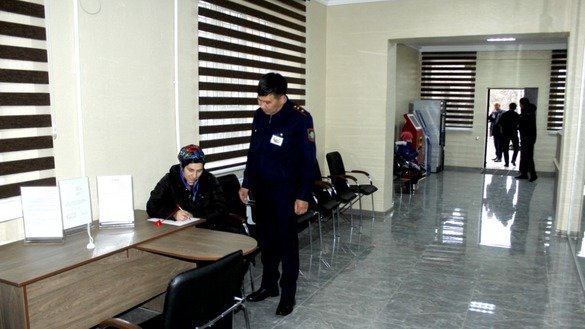Янги хизмат кўрсатиш марказидаги полиция ходимлари фуқароларнинг муаммолари ва сўровларини тезлик билан ҳал этишга кўмаклашмоқда, Тараз, 30 ноябрь, 2018 йил. (Жамбул вилояти ички ишлар бошқармаси)