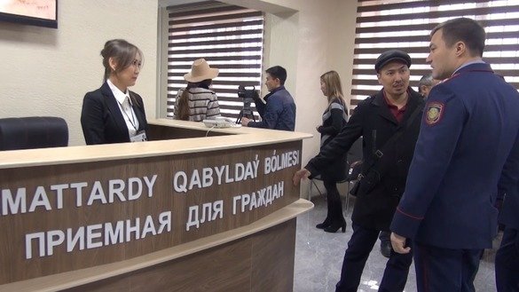 Маҳаллий аҳоли вакиллари Тараздаги полиция хизматлари маркази ходимлари билан суҳбатлашмоқда. 16 январь, 2019 йил. (Айдар Ашимов)
